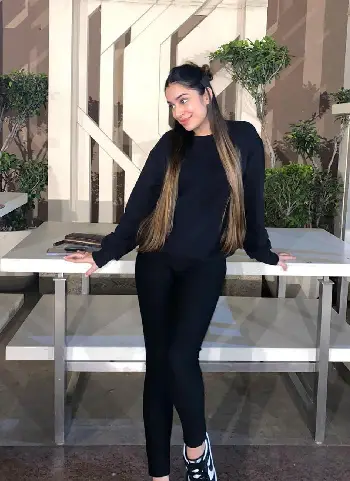 Priyanka - 25 years, Vintage Fashion, Writer, 35-25-37