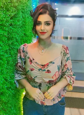 Alia - 24 years, Chic Fashion, Designer, 33-23-35